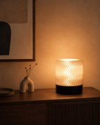 Lampe Wave sur un buffet de salle à manger