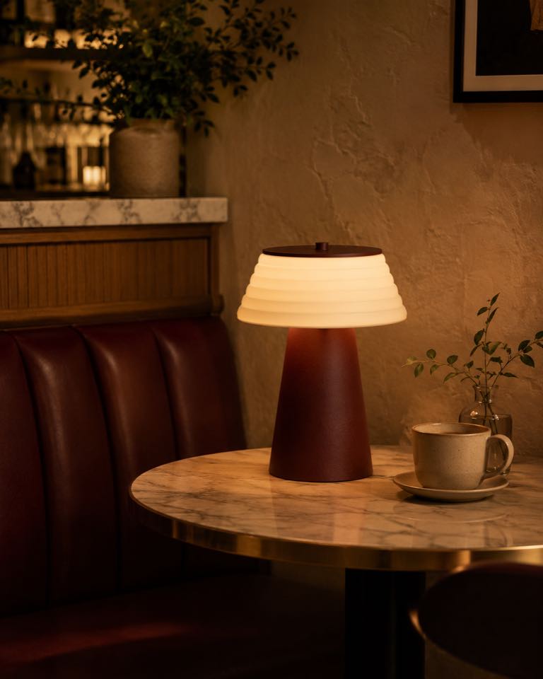 Sienna table lamp in cafe atmosphere