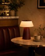 Sienna table lamp in cafe atmosphere