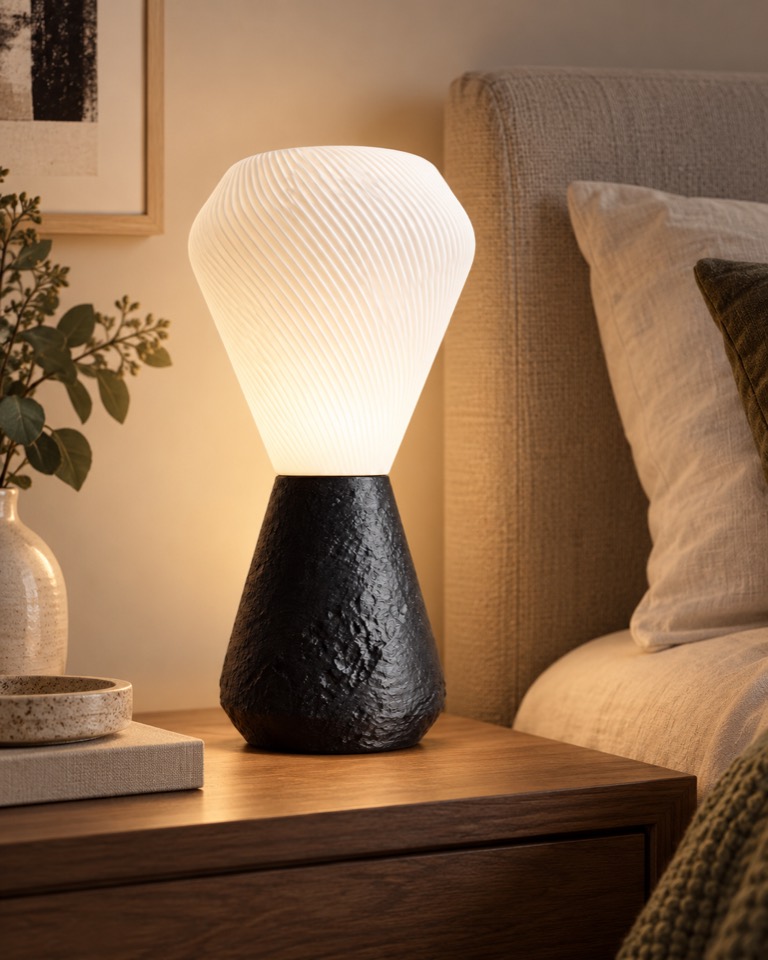 Lampe Soar sur une table de chevet