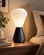 Lampe Soar sur une table de chevet
